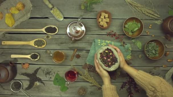 Rosso Base Petali Rosa Vecchio Tavolo Legno Piatto Natura Morta — Video Stock