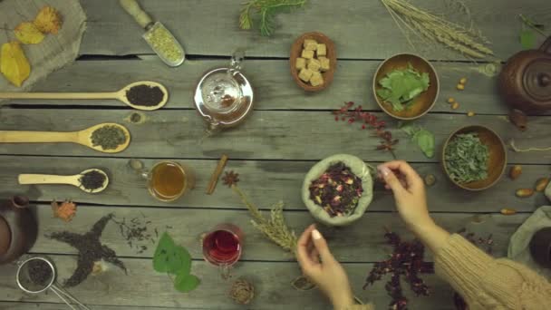 Roter Tee Aus Rosenblättern Auf Einem Alten Holztisch Flach Lag — Stockvideo