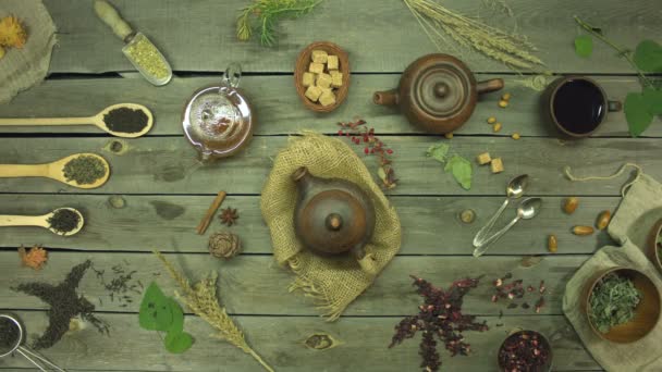 Herbata Starym Drewnianym Stole Leżeć Płasko Martwa Natura Różnymi Rodzajami — Wideo stockowe