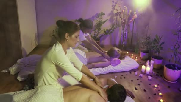 Massagem Casal Dois Massagistas Devolvem Massagem Jovem Casal — Vídeo de Stock