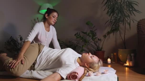 Thailändsk Massage Massös Ger Thailändsk Massage Till Ung Kvinna — Stockvideo
