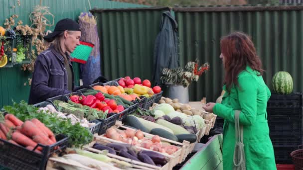 Comprare Zucche Mercato Una Donna Compra Una Piccola Bella Zucca — Video Stock