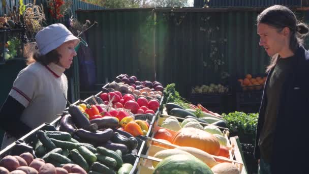 Marketten Balkabağı Almak Bir Adam Çiftçi Pazarından Küçük Bir Balkabağı — Stok video