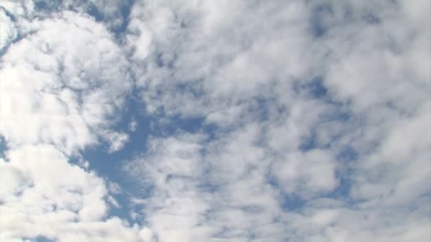 Nuages flottant dans le ciel. Time-lapse .