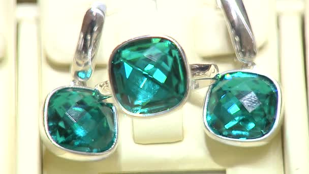 Prsten a náušnice s diamanty. 2 snímky. — Stock video