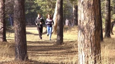 Erkek ve kız bir orman yolu üzerinde çalışan.