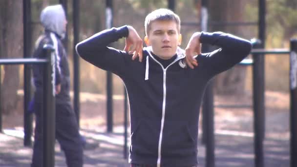 Le gars s'est engagé sur le terrain de sport. 2 clichés — Video