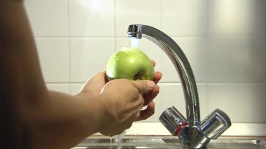 El akan suyun altında bir elma yıkadı. 2 çekim.