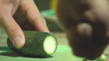 Dilimlenmiş salatalık üzerinde kesme tahtası.