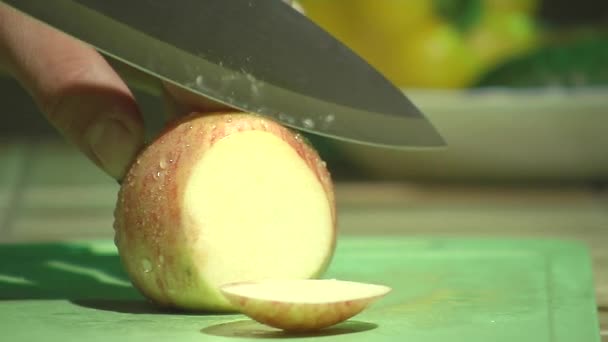 Le couteau coupe la pomme en morceaux . — Video