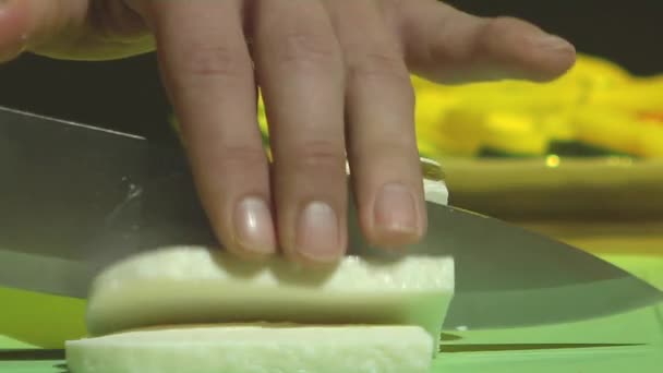 Découpe de fromage blanc sur une planche à découper. 3 clichés . — Video