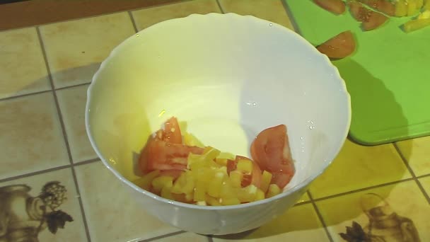 Preparação de salada de verduras e queijo . — Vídeo de Stock