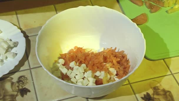 Подготовка салата из овощей и сыра . — стоковое видео