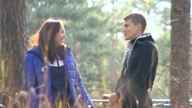 Genç bir çift ormanda konuşma.