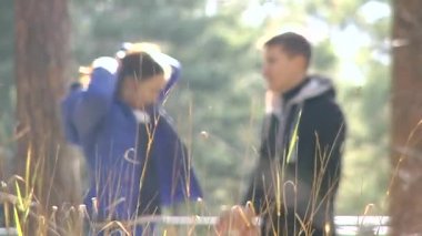 Genç bir çift ormanda konuşma.