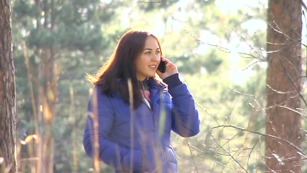 Samtal över telefon i skogen. — Stockvideo