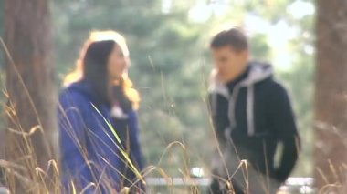 Genç bir çift ormanda konuşma.