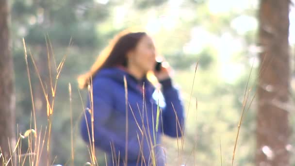 Telefongespräch im Wald. — Stockvideo