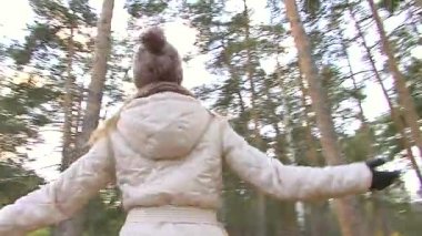 O ağaçları arasında fırtınası.