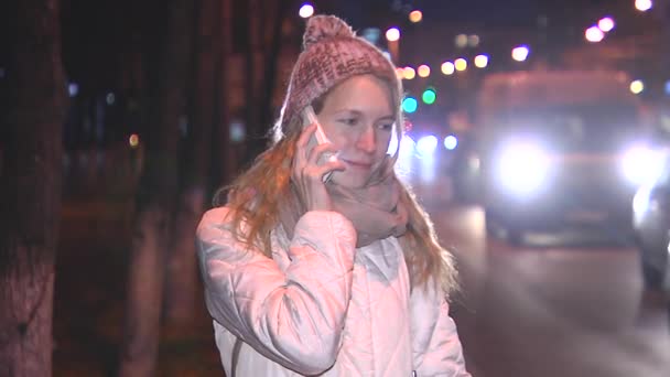 Girl talking on the phone in the evening on the street. — Stock Video