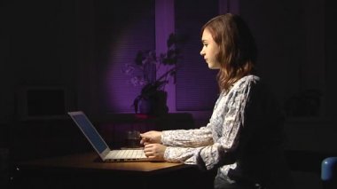 İyi akşamlar. Genç kız bir dizüstü bilgisayarda çalışıyor. Yeşil ekran. 2 çekim.