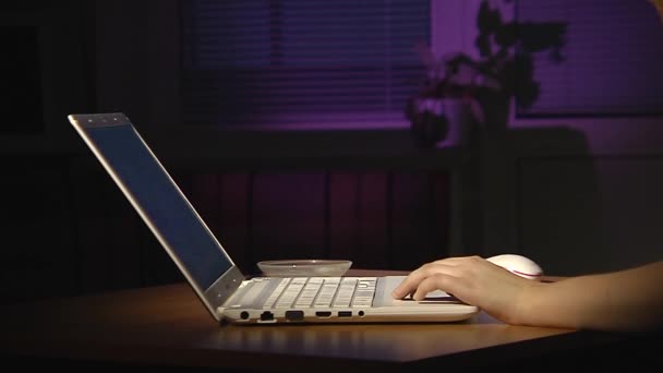 Evening. Young girl working on a laptop. Green screen. 2 shots. — Stock Video