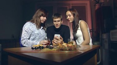 Adam ve iki kadın smartphone vasıl arıyor.