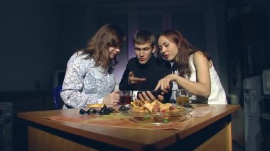 Adam ve iki kadın smartphone vasıl arıyor.