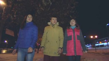 Adam ve iki kızı kamerada git.