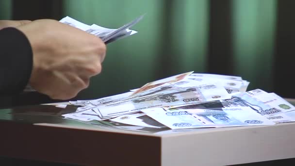 La mano degli uomini calcola con rubli di riferimento sul tavolo . — Video Stock