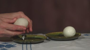 Saflaştırma kabuğundan haşlanmış yumurta..