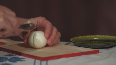 Kaynamış yumurtayı kesme tahtasıyla kesmek..