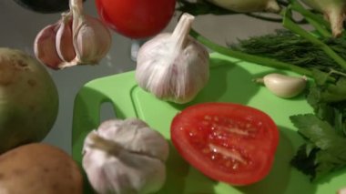 Sebze masanın üzerinde. Üstten Görünüm. Dikey ve yatay pan. 2 çekim.