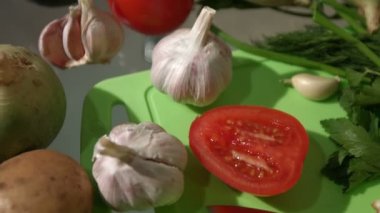 Sebze masanın üzerinde. Üstten Görünüm. Dikey ve yatay pan. 2 çekim.