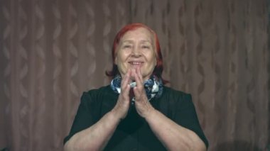 Büyükanne portresi. O aniden coşkuyla.