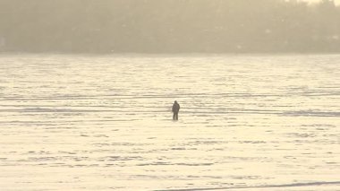 Bir donmuş göl üzerinde.