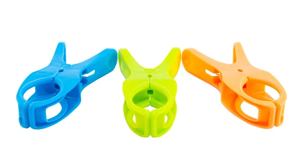 Tre morsetti a molla in plastica isolati su sfondo bianco — Foto Stock