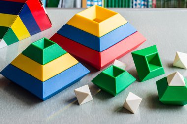 Çocuklar oynarken ve çözümleri öğrenme. Beyin oyuncak