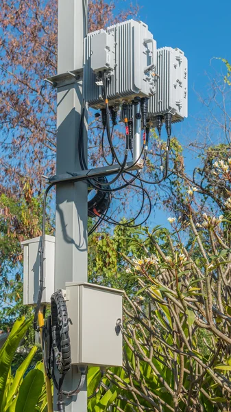 Lampe mit drahtlosem Netzwerk auf blauem Himmel Hintergrund. — Stockfoto