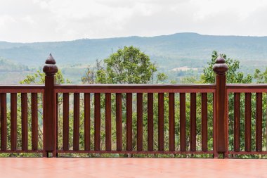 Tepe üzerinde tapınak çevresinde ahşap balkon.