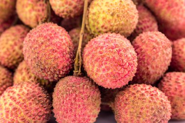 Beyaz arka plan ile meyve taze lychees izole