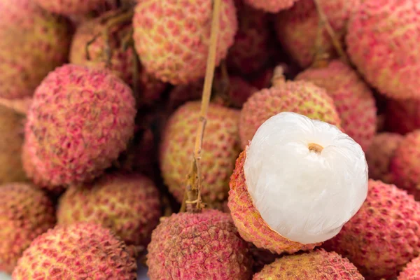 Lichia fresca fruta com fundo branco isolado — Fotografia de Stock