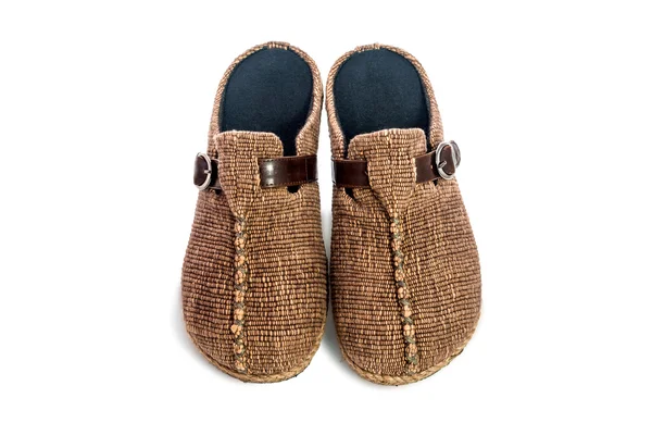 Beyaz arka plan üzerinde izole kahverengi terlik 