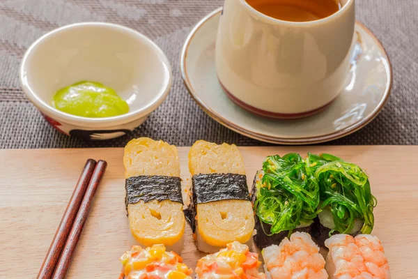 Sushi set met chop sticks, wasabi geserveerd op houten leisteen, selec — Stockfoto