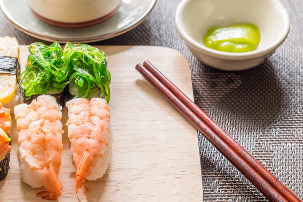 Sushi set met chop sticks, wasabi geserveerd op houten leisteen, selec — Stockfoto