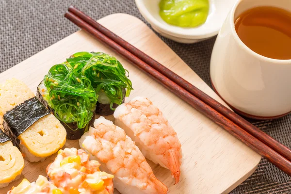 Sushi set met chop sticks, wasabi geserveerd op houten leisteen, selec — Stockfoto