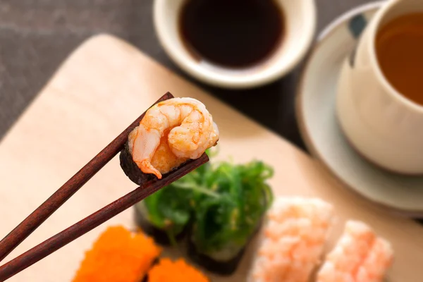 Sushi set met chop sticks, wasabi geserveerd op houten leisteen, selec — Stockfoto
