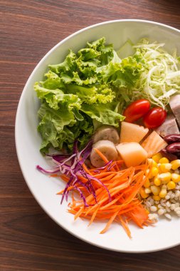 Karışık salata domates, Mısır, havuç, kavun, Kuru fasulye ile,