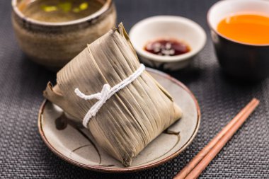 Sarı çay ile Zongzi veya Asya Çin yapışkan pirinç köfte
