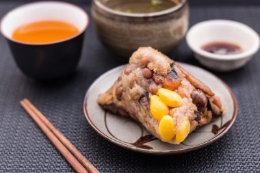 Zongzi veya Asya Çin yapışkan pirinç köfte ile sarı çay, s